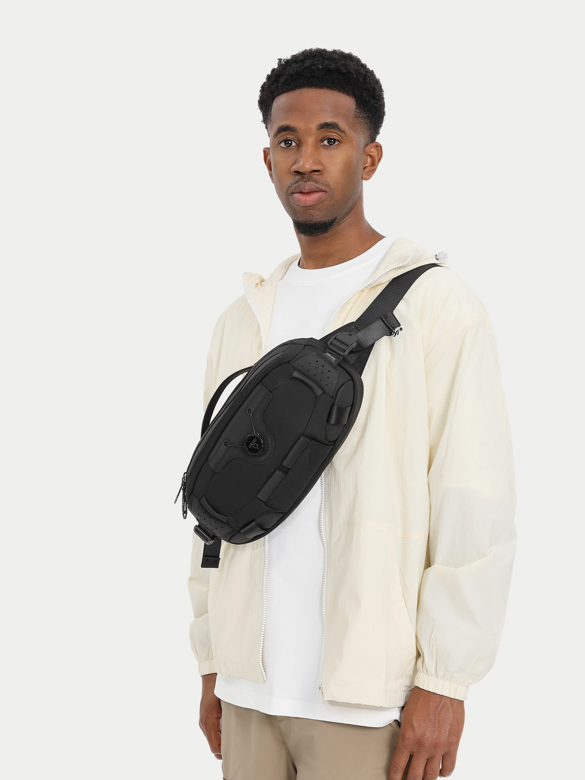 حقيبة صدر متعددة الوظائف من OZ - مراجعة Tech Accessories Bag وسعره